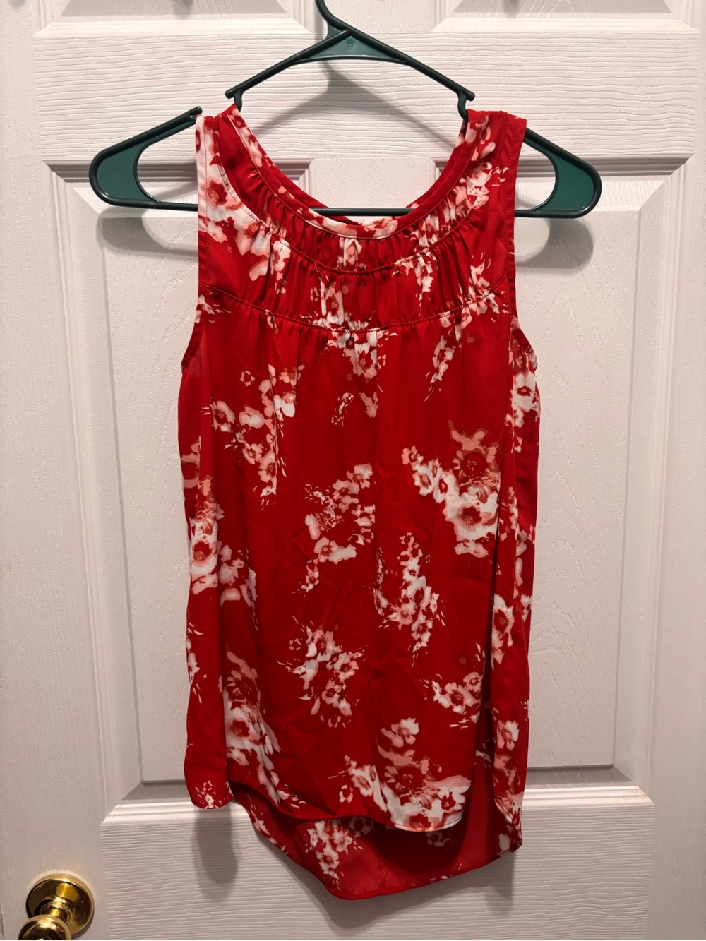 Simply Vera Women’s Red Floral Sleeveless Blouse